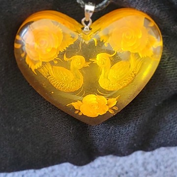 【已過爐現貨】天然原礦無優化 琥珀蜜蠟 金珀陰雕鴛鴦吊墜 大師雕刻落款 附收藏證現貨