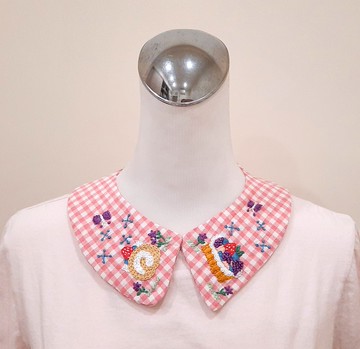 手工刺繡。奶油捲與水果塔野餐風裝飾領片(假領子/格子布/文青風)