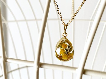 讓感謝與關懷悄然棲息於胸口，為今日的時光，點綴一抹溫柔的含羞草．水滴．項鍊。