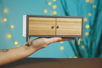 1/6比例迷你電視櫃，適合熱門娃娃。房間盒、娃娃屋等家具