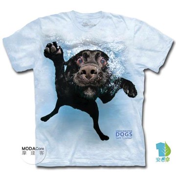 【摩達客】-(男童/女童)美國進口The Mountain 水中拉布拉多黑狗兄 純棉環保短袖T恤