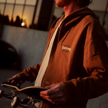 【THRASHER 聯名】Dickies男款鴨棕色胸前Logo印花設計休閒連帽外套|DK0A887J0BD