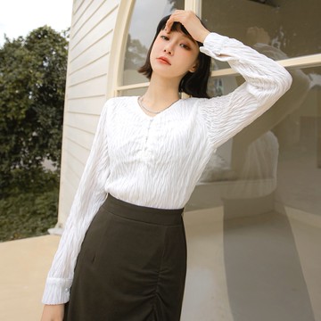 OB嚴選 純色V領皺感紋理半開襟珍珠長袖上衣 《AB16657》