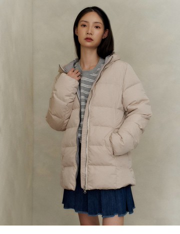 ★熱門預購中★輕柔雲朵感女生中長款羽絨衣(卡其)-女