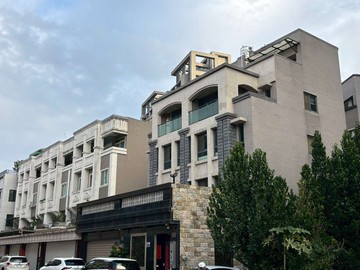 13期旁高工電梯雙車別墅，絕美全新裝潢樹義學區｜台中市南區高工二街