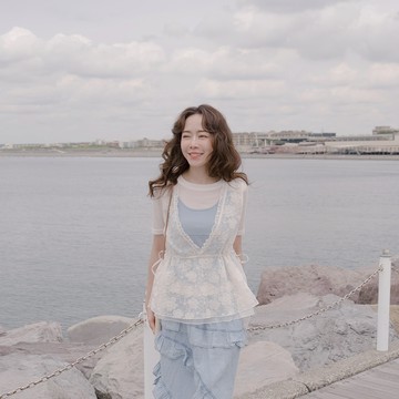 QUEENSHOP_S 女裝 小花刺繡V領透膚綁帶罩衫背心 兩色售 現+預 【01099680】