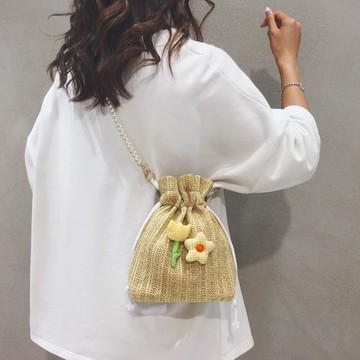 夏季珍珠鏈條編織水桶包女小包包2024新款小眾海邊草編手機斜挎包