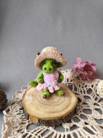 微型针织收藏绿牛小雕像