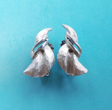 Vintage Jewelry 西洋古董飾品 銀色調 對稱 裙擺 夾式耳環