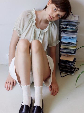 in a flower blouse_GREEN