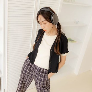 OB嚴選-小V臉．V領假兩件針織木耳邊短版上衣《FA2735-》