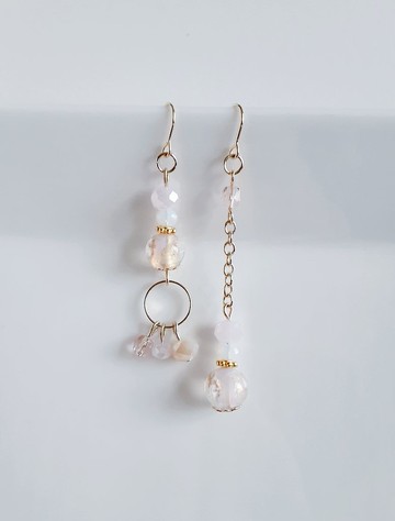 附圓形金屬圈，蜻蜓珠飾與玻璃珠的淡粉色不對稱耳環。時髦、溫柔、琉璃珠，可改為抗過敏耳針或耳夾。