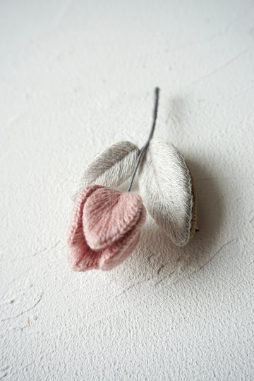 鬱金香刺繡胸針