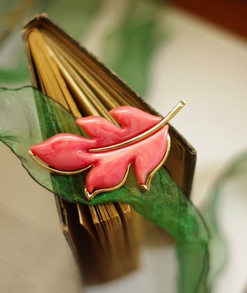 Sarah Cov 1970 粉紅花葉塑料別針胸針 Autumn Splendor B477