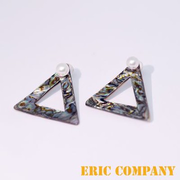 EM【eileen me】X ISOWA 5mm Akoya 白色天然珍珠 三角造型耳環 18K金耳針 貝貝