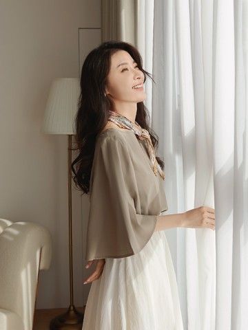 圓領傘袖皺皺紋理上衣