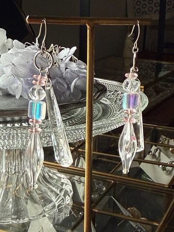 櫻色捷克珠與冰滴壓克力大圈耳環/耳夾，適合外出、旅行、看戲或特殊場合閃耀的華麗飾品