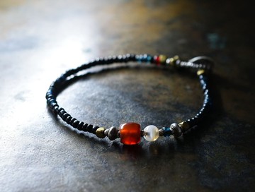 古瑪瑙、米佐蘭紅玉髓、漆黑與靛藍琉璃珠、舊奧裡薩黃銅與欽銀手鍊