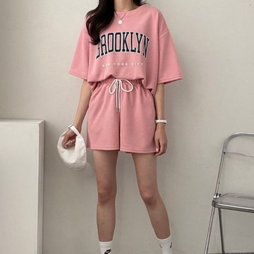 La Belleza休閒減齡圓領英文字印花寬鬆上衣+鬆緊腰抽繩側口袋闊腿短褲套裝