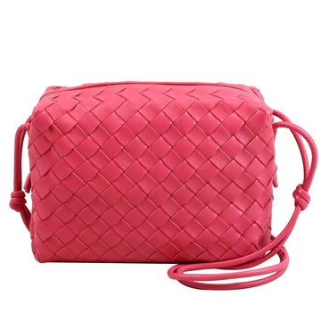 BOTTEGA VENETA 680255 Loop 編織斜背相機包.莓果粉