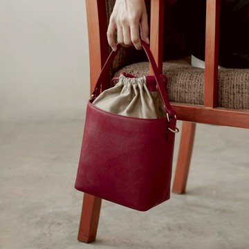 “The bucket”真皮單肩包，深紅色