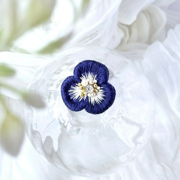 立體刺繡胸針 紫羅蘭小花 海軍藍 款式 可調整花瓣形狀內含金屬線