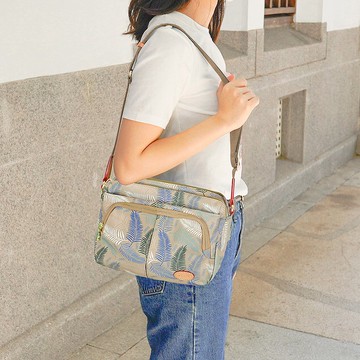 羽草系多夾層智慧收納斜背包12960(奶茶)