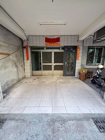 員林公園邊間萬年路第一市場門前可停車透天｜彰化縣員林市萬年路二段