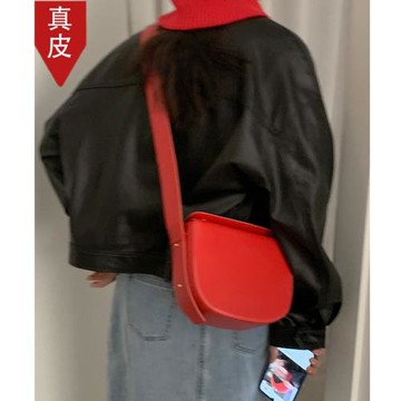 香港品牌超火紅色馬鞍包包女2025新款輕奢小眾高級感寬肩帶斜挎包