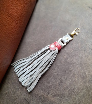 灰色皮革流蘇吊飾 玫瑰石英愛心與療癒能量