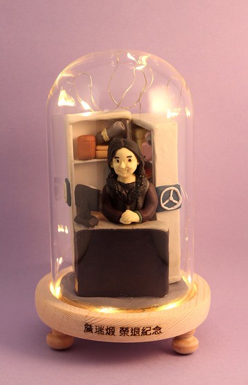 榮休記念小禮品,內有LED燈效,可客製名字.提供相片客製人物造型