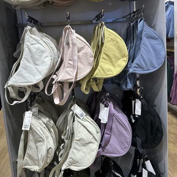 馬卡龍單肩百搭挎包男裝女裝斜挎包餃子包出游2024春季新款464484