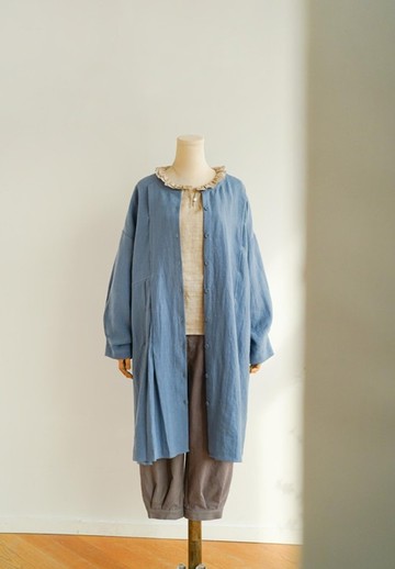 散發自然氣息的 褶皺長版亞麻開襟洋裝 100%亞麻 帶有沉靜感的淡藍色 240410-2