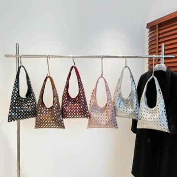 今年流行包包2025新款韓版時尚鉚釘個性單肩包女士百搭機車腋下包