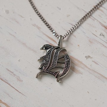 由 925 纯银制成的男女皆宜的字母 H 吊坠项链