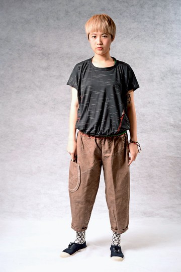 兩側口袋跳色線條 輕鬆簡約上衣(黑/墨綠2色)