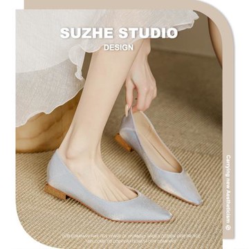 低跟單鞋女尖頭淺口粗跟軟底奶奶鞋2025年新款春季法式綢緞伴娘鞋