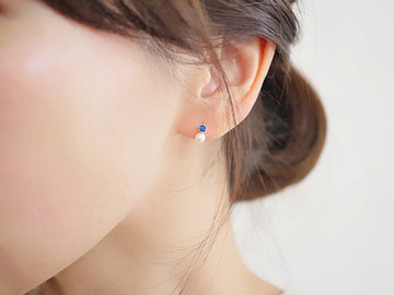藍藍寶石（氧化鋯）和一隻珍珠耳針