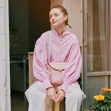 防潑水日常斜背包 DESI ECO 磁扣開口方便收納 (棱鏡粉)