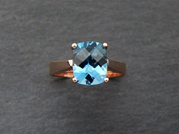14K 玫瑰金訂婚戒指，鑲嵌 AAAA 級倫敦藍托帕石，枕形切割，10x8 公釐，3.00 克拉。