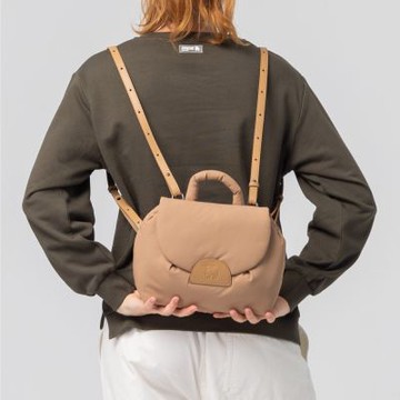 moz瑞典 駝鹿 防潑水 雲朵 四用酒窩包(奶茶)