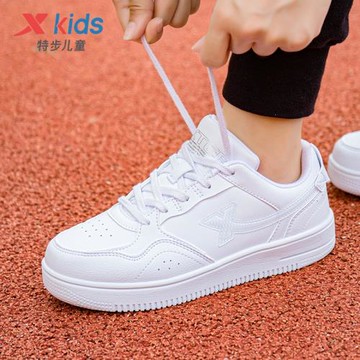 特步童鞋兒童白色板鞋男童小白鞋皮面防水女童運動鞋大童加絨棉鞋
