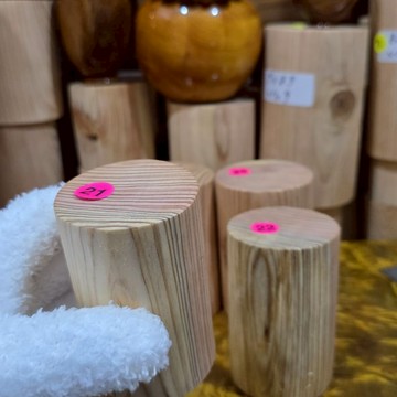 加高小原木柱 台灣紅檜 漂亮花紋 優等級 8公分以上高度 芳山店