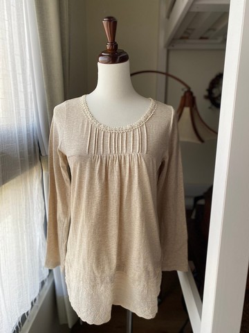 日系下襬蕾絲刺繡上衣