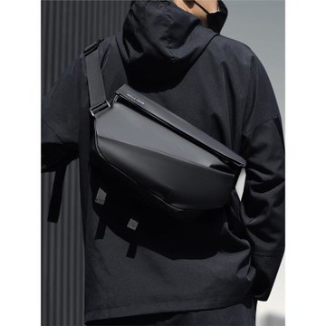 男士斜挎包通勤包胸包男款郵差包騎行包機車背包運動男生單肩包潮