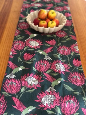 aLoveSupreme / 南非文青手繪長桌巾_鐵灰底桃紅色帝王花