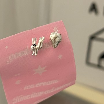 現貨｜草莓兔兔不對稱耳環 (Puppeee) 一對 D1702
