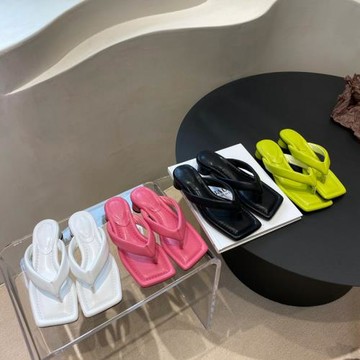 方頭低跟夾趾人字拖鞋女夏外穿2026年新款休閑舒適粗跟氣質涼拖