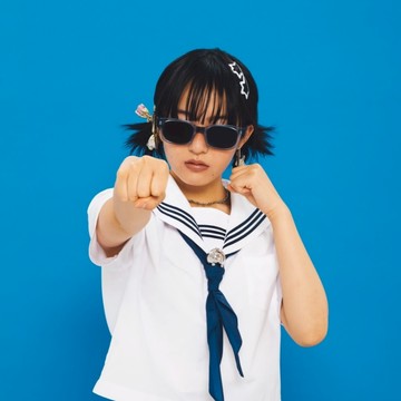 KlassiC. x Baby Milo® 首次跨界聯名板料方框墨鏡，俐落切面線條完美修飾臉型，附限量款墨鏡盒及擦拭布