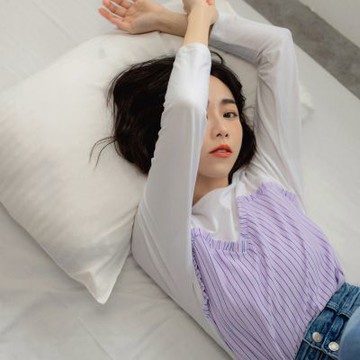 OB嚴選-假兩件直條紋荷葉長袖上衣《AB14868-》